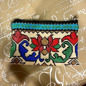 Hi, I’m selling a zipper pencil case, it could be used to put others things too.